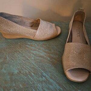 The Flexx Women's Sonny Wedge Pumps in Cloud/Ariel Size 7.5 M